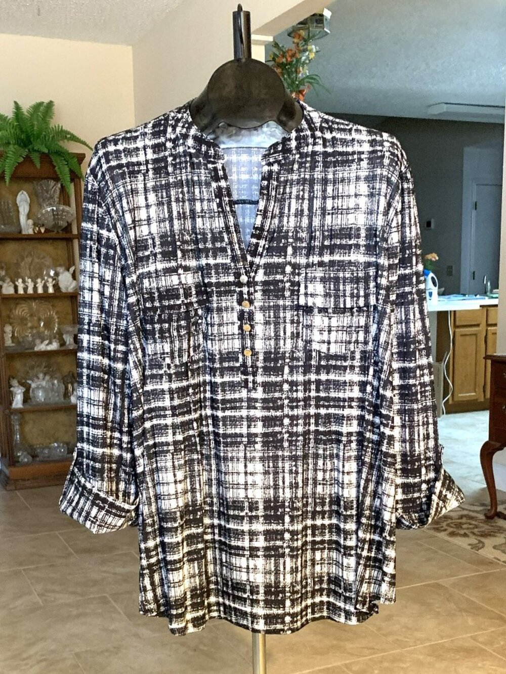 NWOT Ava & Grace Women's 3X Black and Whit Blouse Vneck, Pintucks, Roll Tab slvs
